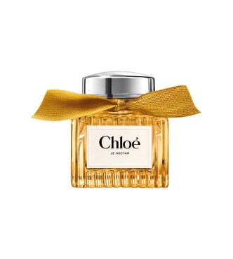 Chloé Le Nectar opens with the sparkling freshness of bergamot, then reveals its heart: an opulent flower accord where neroli essential oil, orange blossom absolute and rose absolute intertwine in radiant harmony. As it settles,
 the base unveils an over