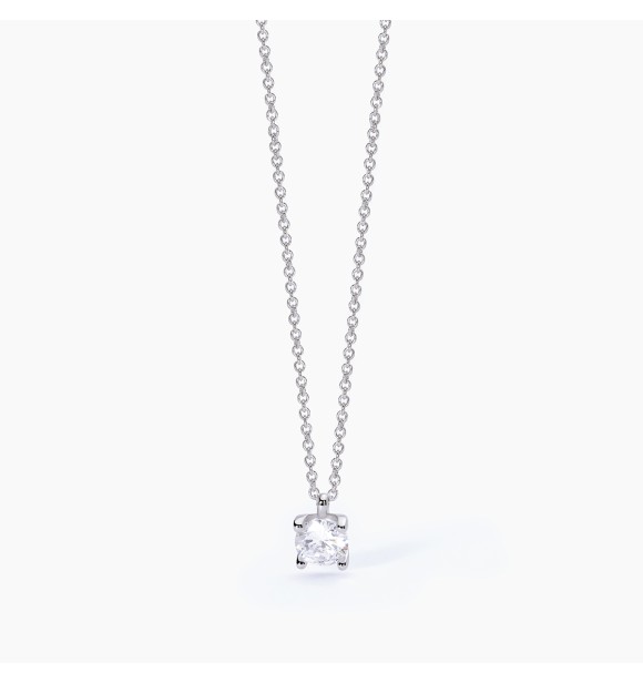 Gargantilla de plata 925 rodiada con cadena forzatina de 1,
15 mm, colgante con circonita 5,5 mm, largo regulable de 39 a 43 cm.