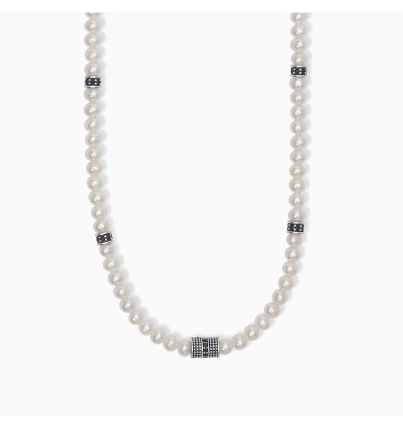 Collar de plata 925 rodiada con perlas cultivadas de 4,
5/5 mm e inserciones con circonitas negras de 1,20 mm, longitud ajustable de 45 a 50 cm.